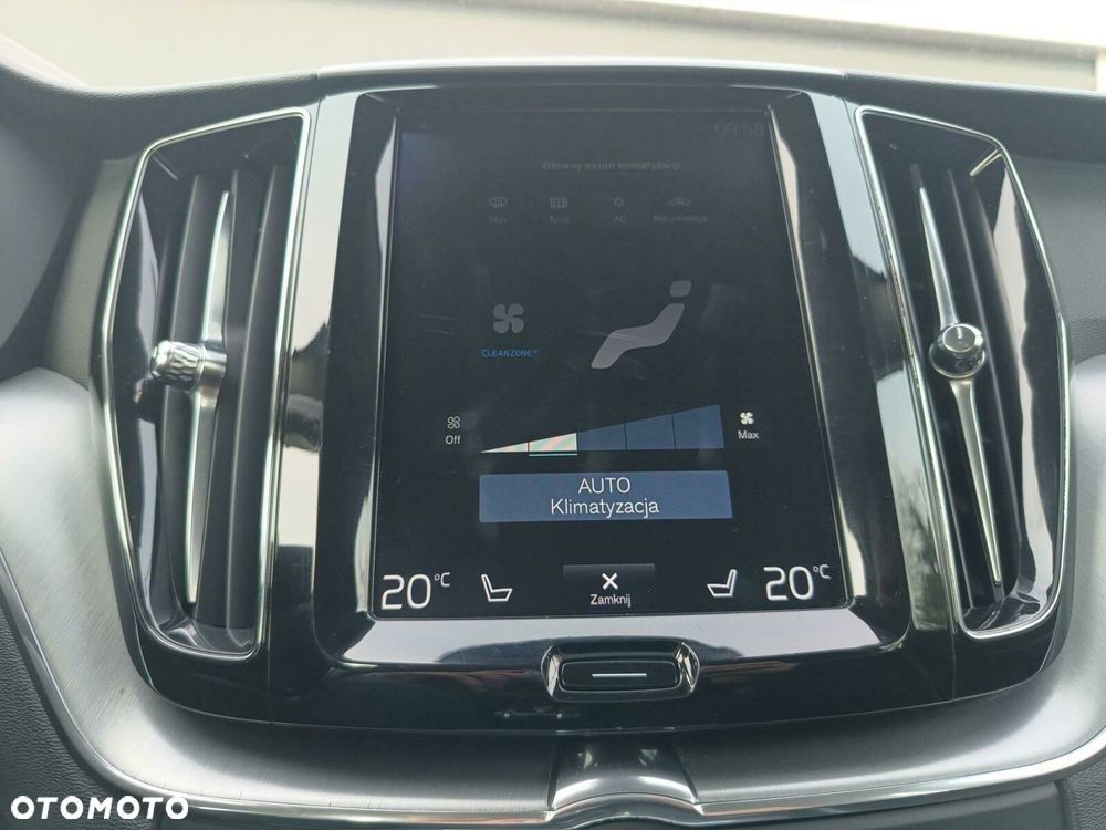 Volvo XC 60 T4 Momentum Pro - 23
