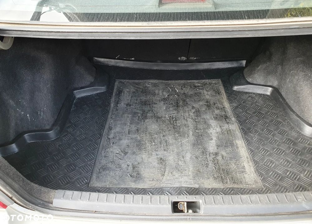 Toyota Corolla 1.6 VVT-i Sol - 14