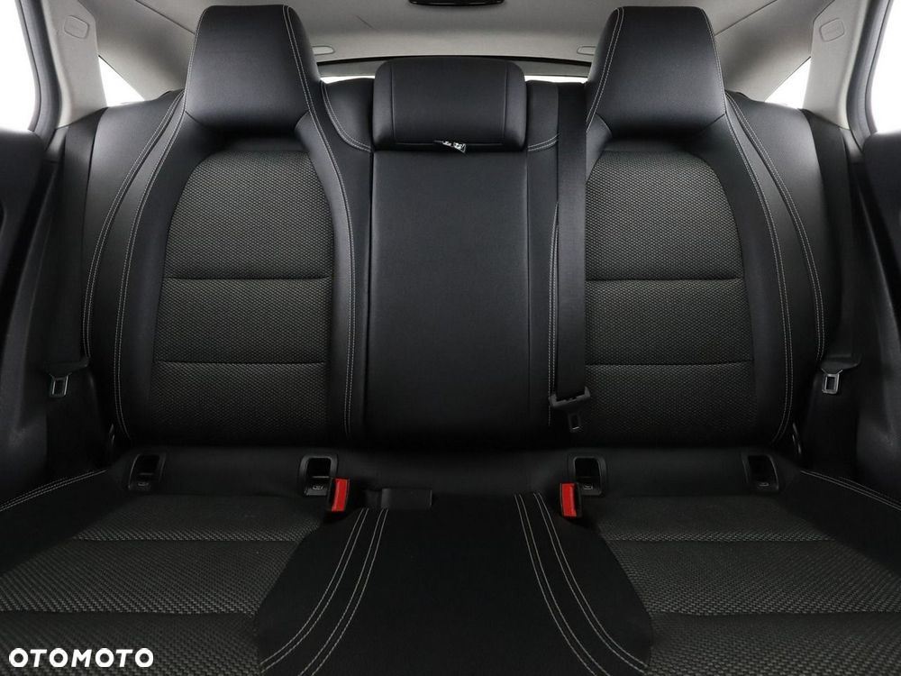 Mercedes-Benz CLA 180 d 7G-DCT - 19