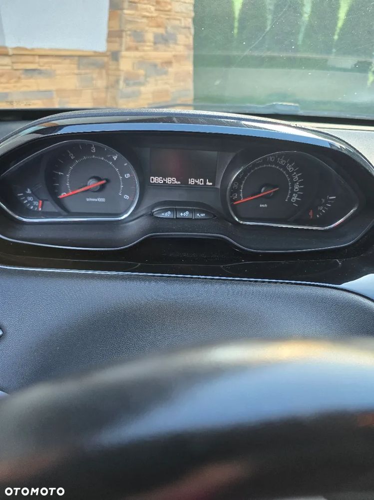 Peugeot 208 - 8