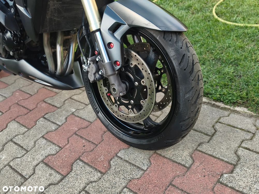 Suzuki GSR - 10