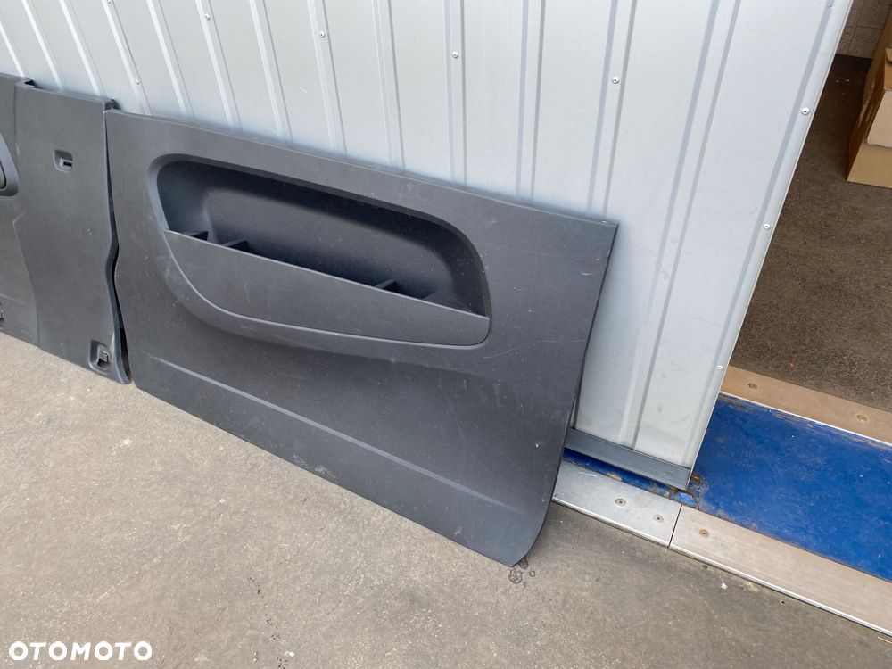 RENAULT TRAFIC  III 3 BOCZEK WNĘTRZA NA BOK BOKU BAGAŻNIKA LEWY TYLNY TYŁ TAPICERKA 769094027R  769096790R lift IV 4 WYCISZENIE WYGŁUSZENIE NA BŁOTNIK  OSŁONA ZABUDOWA OBICIE PAKI LEWE OPEL VIVARO B FIAT TALENTS BOCZEK DRZWI SUWANYCH PRZESUWNYCH LEWYCH Wwa - 5