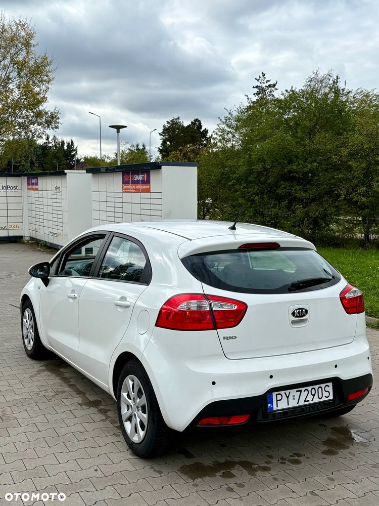 Kia Rio 1.2 L - 6