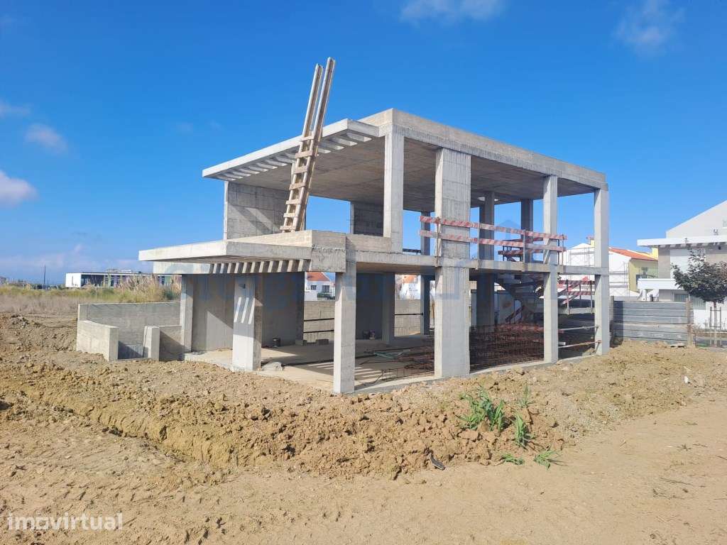 Terreno urbano com benfeitorias em Atouguia da Baleia - Grande imagem: 3/7