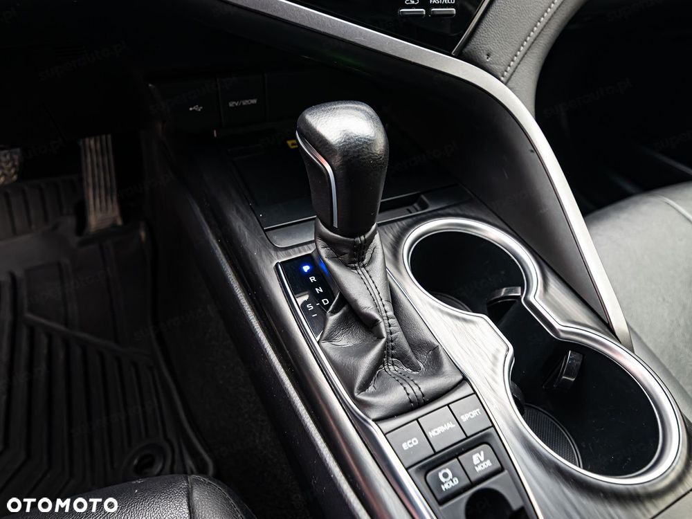 Toyota Camry 2.5 Hybrid Executive CVT - 23