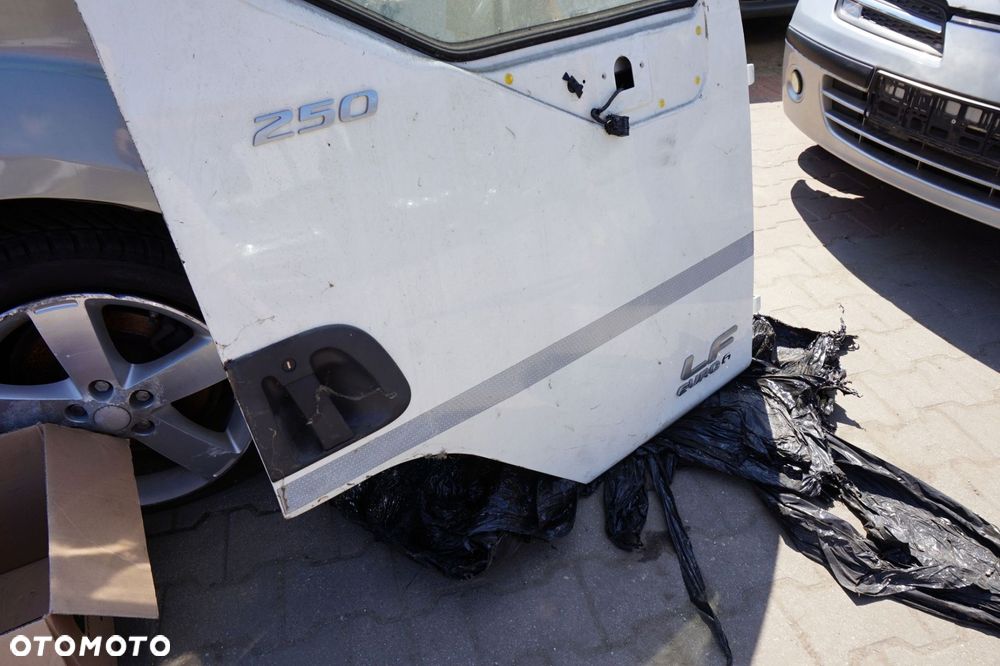 DRZWI PRZEDNIE PRAWE  KOMPLETNE EURO 6 BIAŁY DAF LF - 6