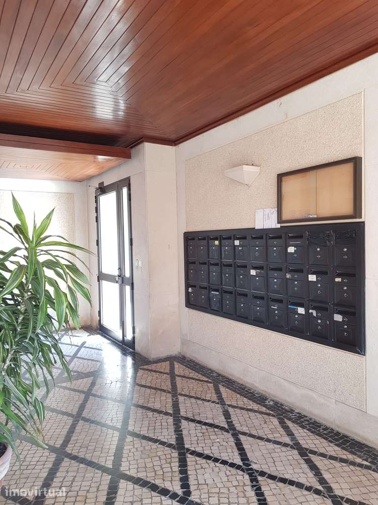 T3 Remodelado em Condomínio Privado com Jardim e Box para 2 Carros - Grande imagem: 2/22