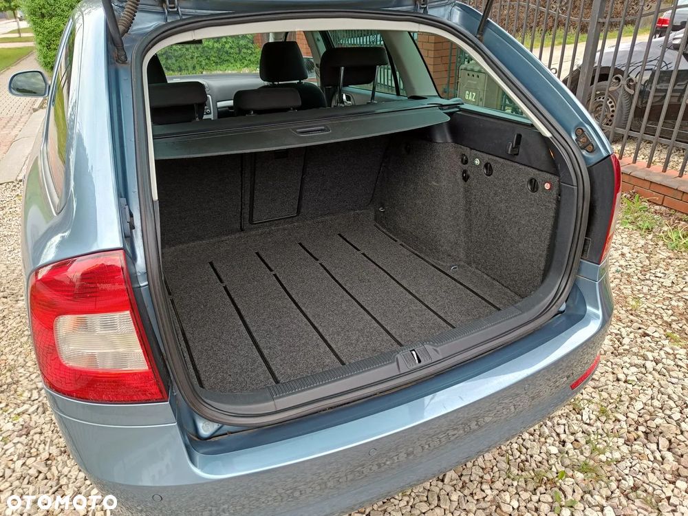 Skoda Octavia 1.6 Combi Ambiente - 16