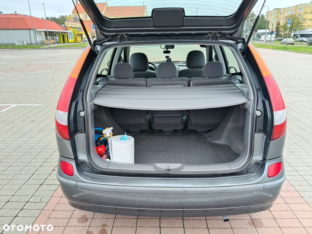 Nissan Almera Tino - 16