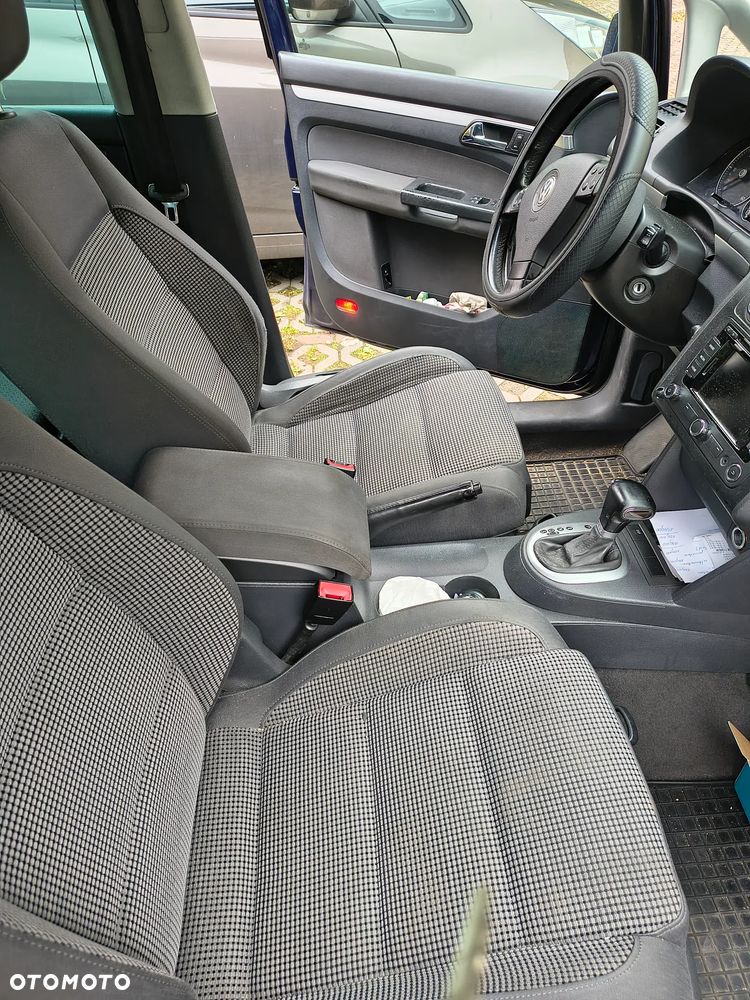Volkswagen Touran - 10