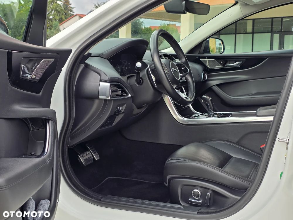 Jaguar XE 2.0 D180 R-Dynamic S - 8