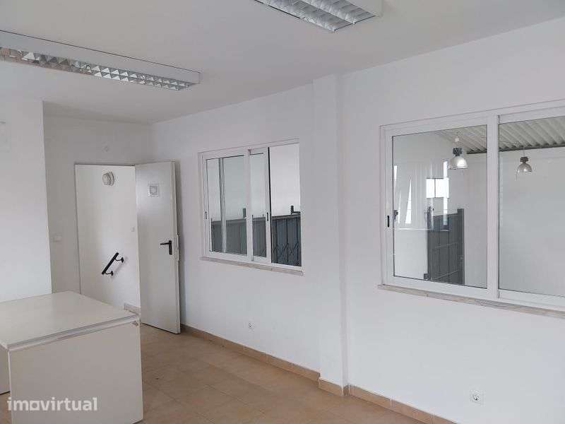 Armazém 350 m² + 400 m² Logradouro | Santa Marta de Corroios | Excelen - Grande imagem: 4/12