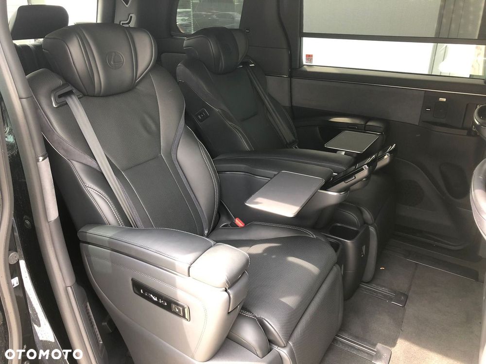 Lexus LM - 30