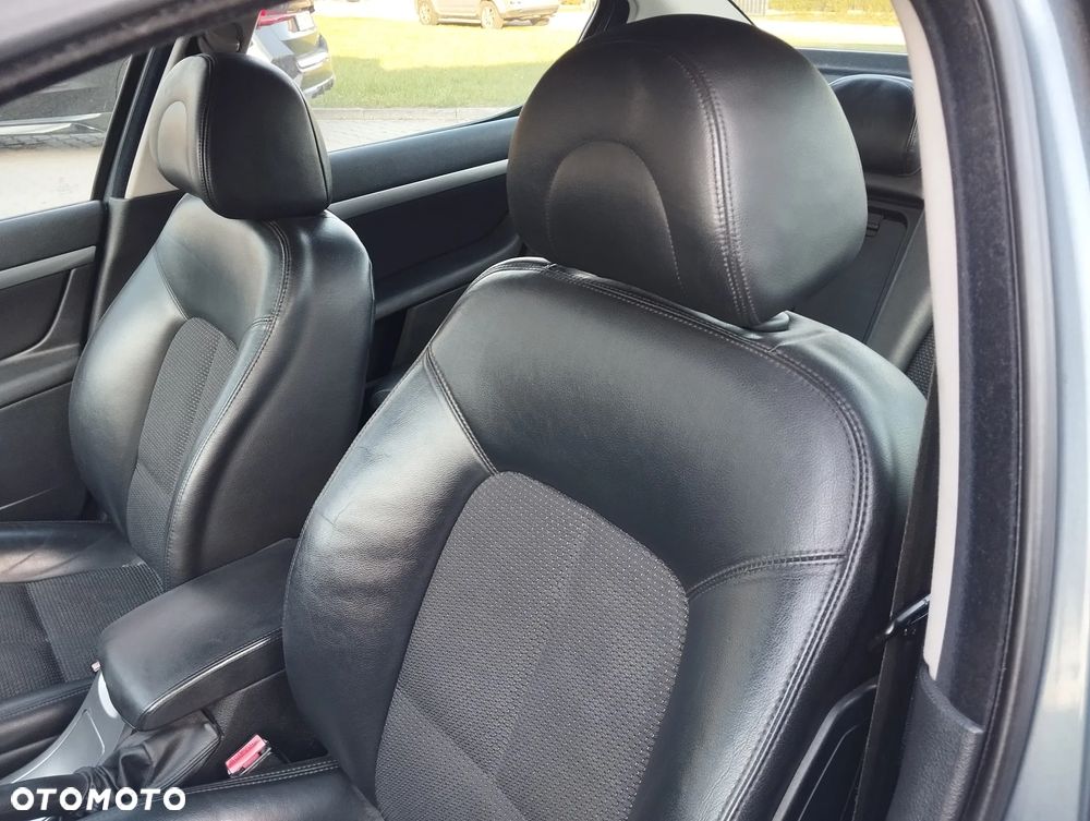 Peugeot 407 2.0 Premium Navtech - 24