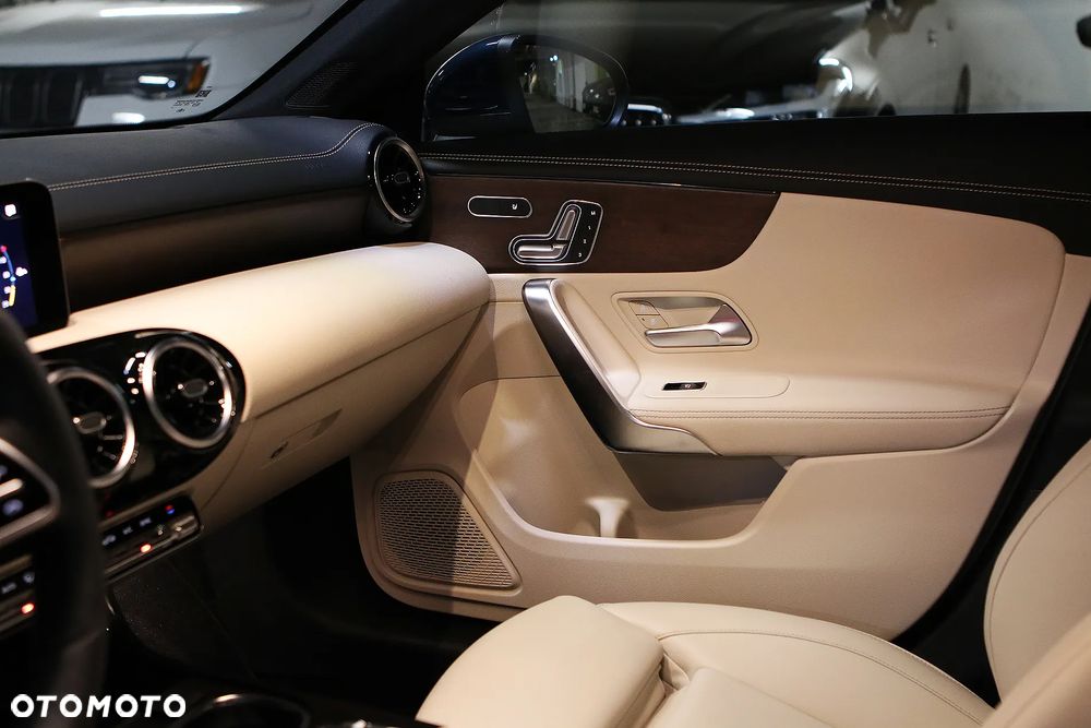 Mercedes-Benz CLA 250 4Matic 7G-DCT AMG Line - 25