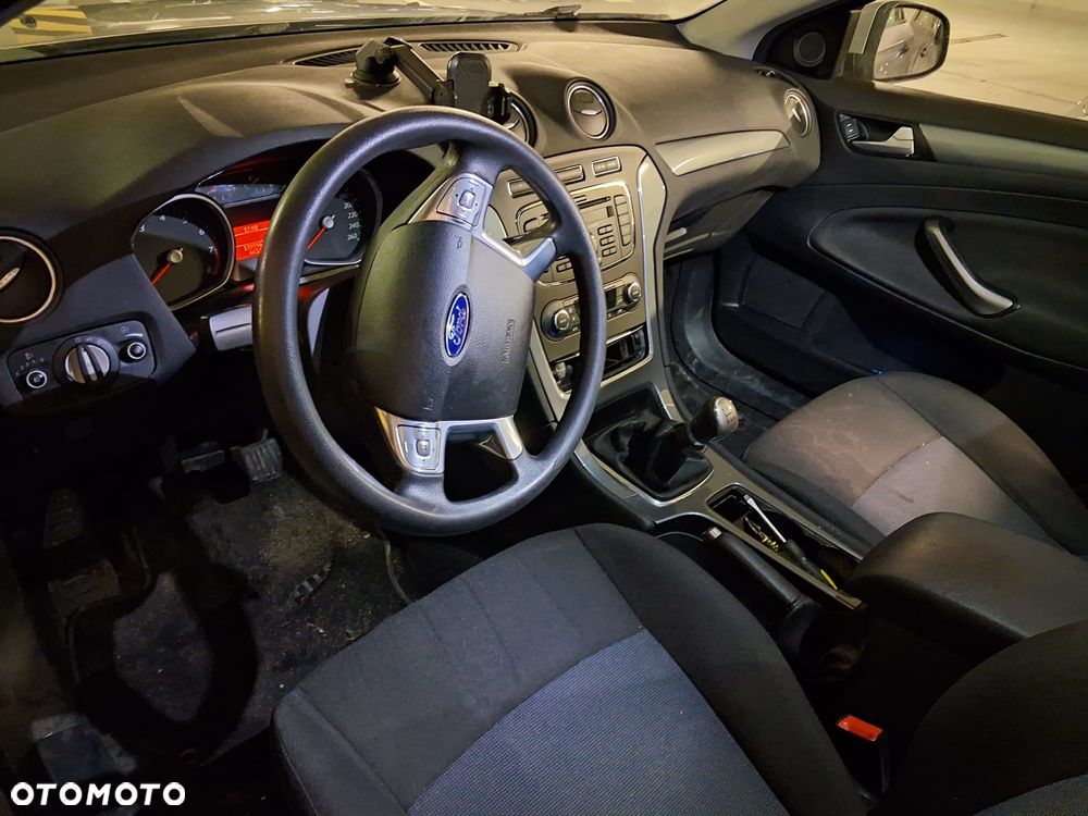 Ford Mondeo 1.6 Ghia - 10