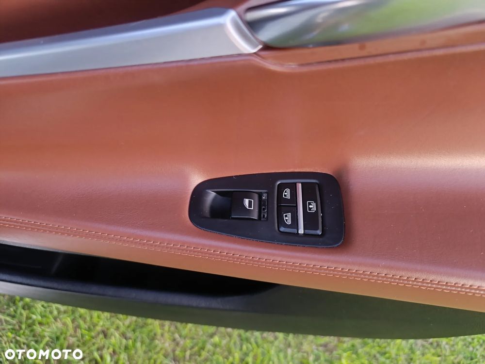 BMW Seria 5 550i - 14