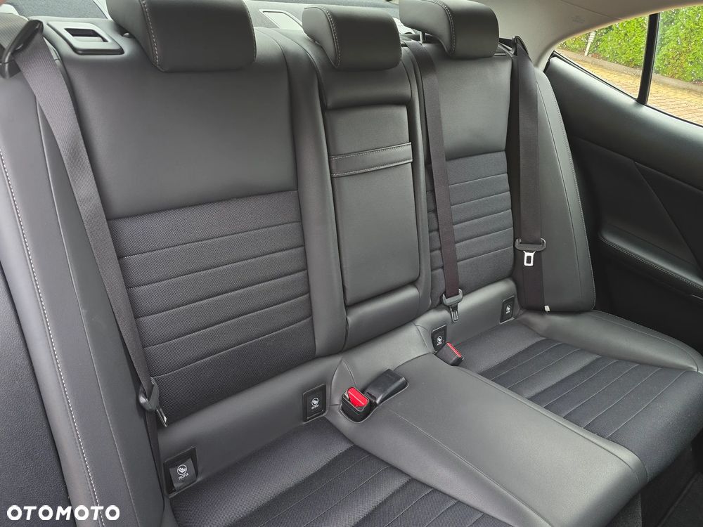 Lexus IS 200t / 300 Prestige - 33