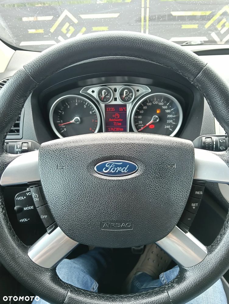 Ford Kuga - 28
