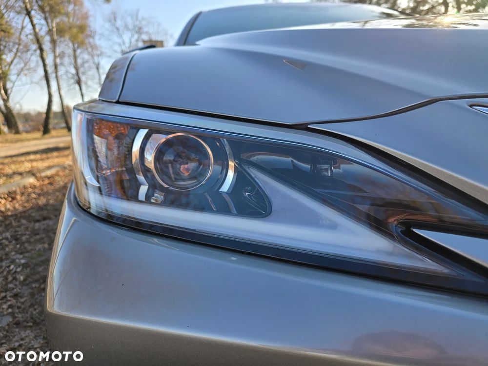 Lexus ES - 10