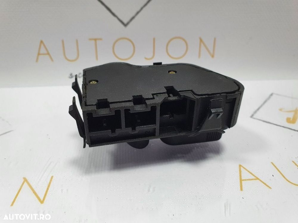 Buton reglaj scaun  MERCEDES-BENZ C-CLASS T-Model II S203 2001 - 2007 2.2 C 220 CDI OM 646.963  2108213851 - 3