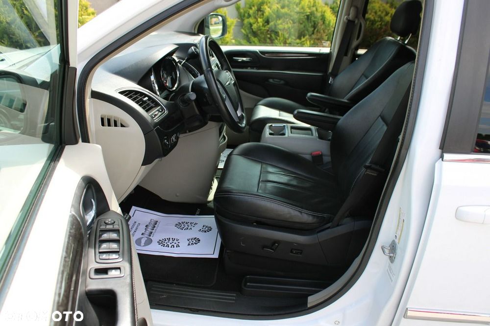 Chrysler Town & Country - 17