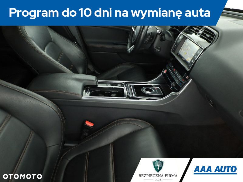 Jaguar XE - 8