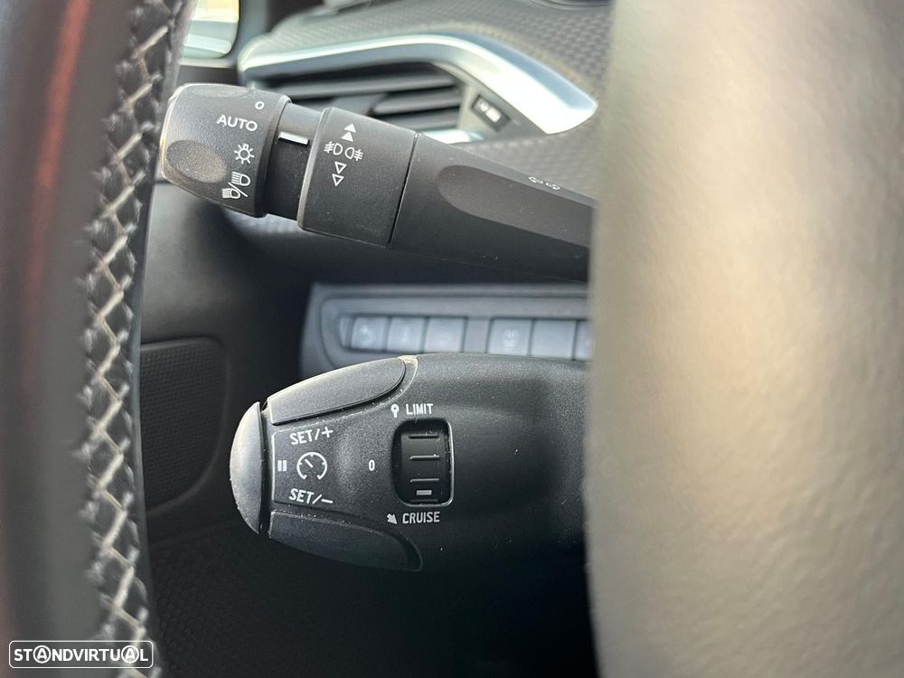 Peugeot 2008 1.2 PureTech Allure - 25