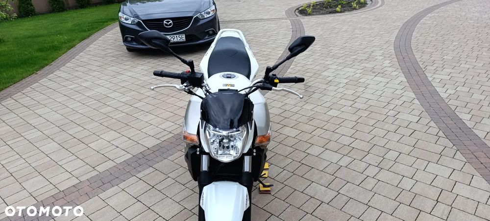 Suzuki GSR - 8