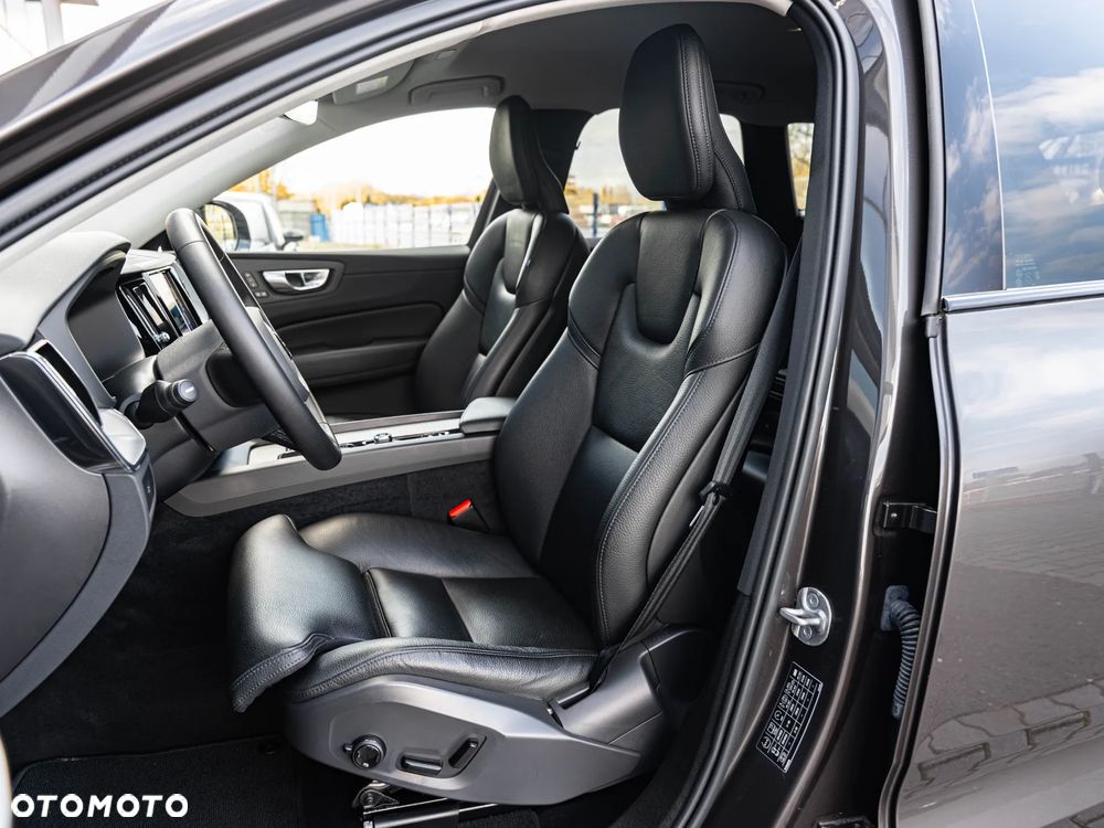 Volvo XC 60 B4 B Plus Dark - 24