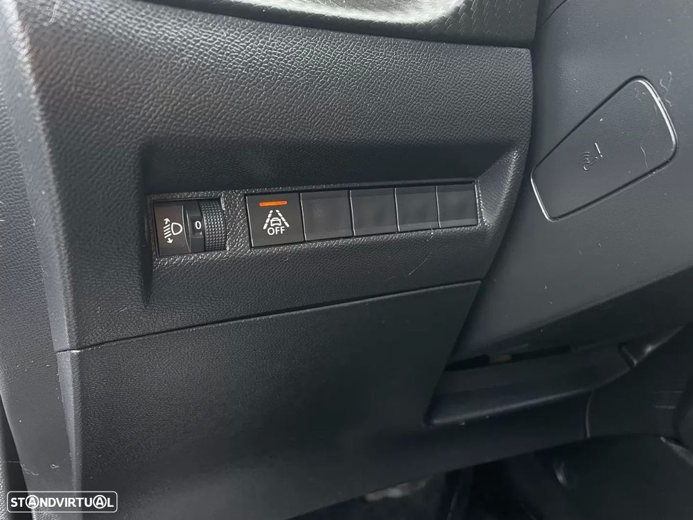 Peugeot 2008 1.2 PureTech Allure EAT8 - 32