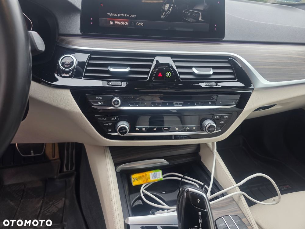 BMW Seria 5 520d xDrive - 9