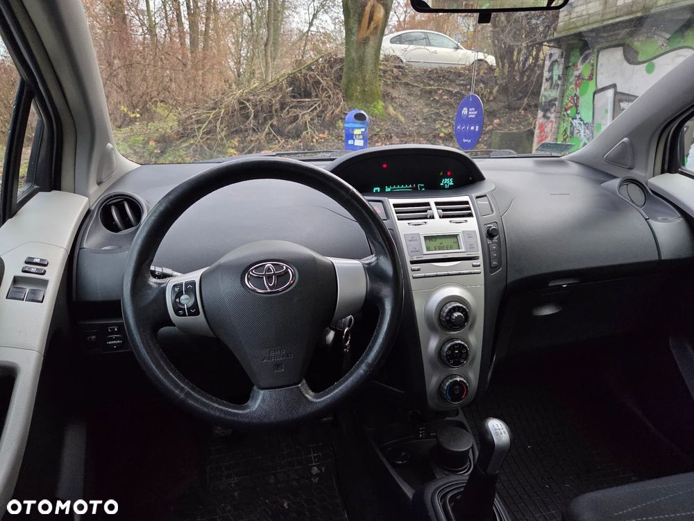 Toyota Yaris 1.3 - 8