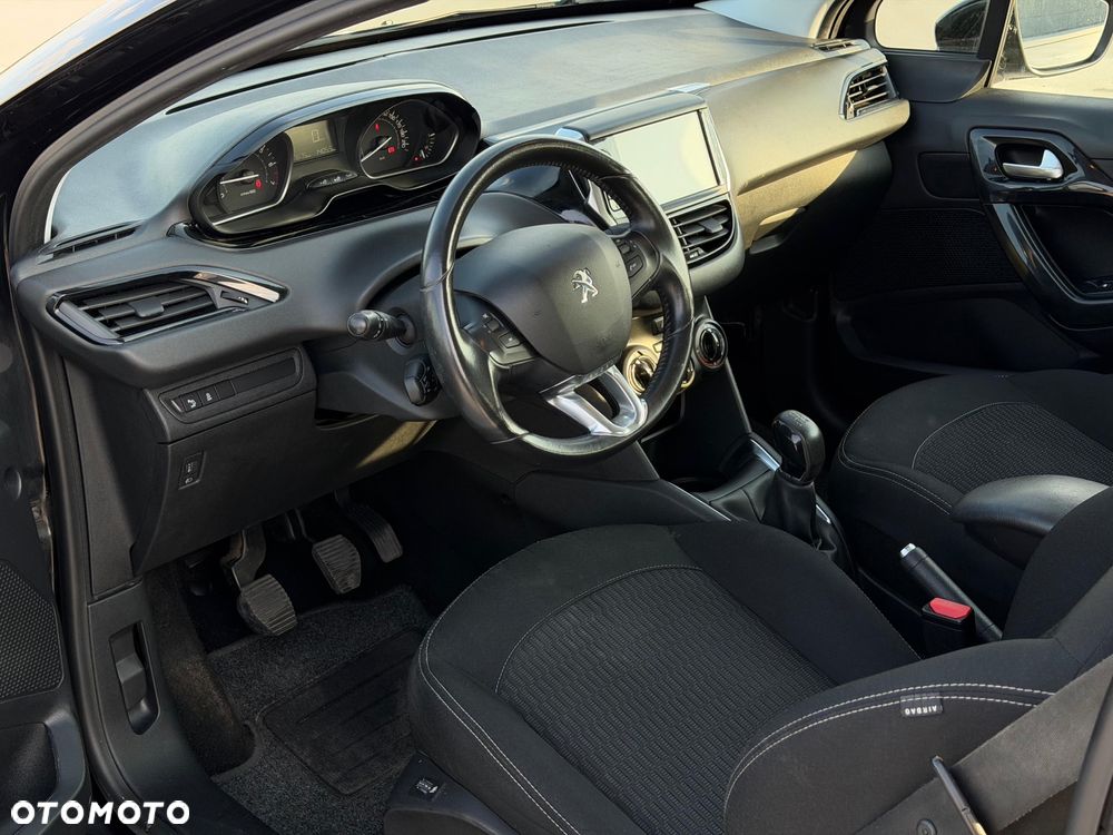 Peugeot 208 - 8