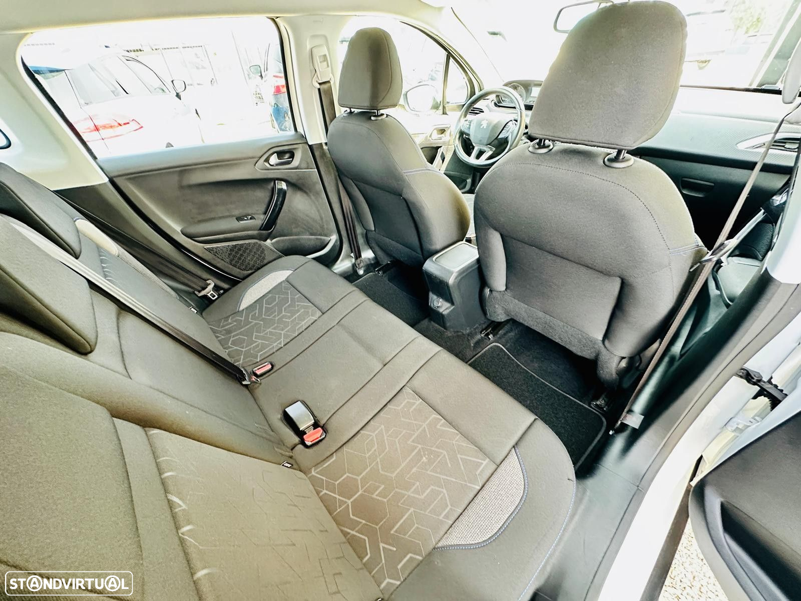 Peugeot 2008 1.2 PureTech Signature - 23