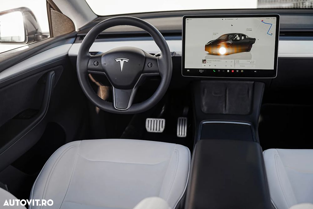 Tesla Model Y - 12