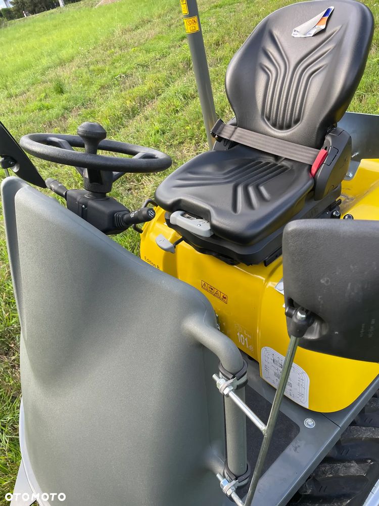 Wacker Neuson D01 1001 Nowe Wozidło Budowlane Rolnicze 4x4. Ładowność 1 tona. Wysokie podnoszenie+KIPER Wysoki! Maszyna sprowadzona z Norwegii. Jest to nowa maszyna przebieg 4.4 mtg.  Kupione w Norweskim salonie z Ekspozycji sklepowej! Stało tylko na pokaz! Silnik Yanmar 3cyl. Potężna moc a maszyna bardzo mała i zwinna. Szybka wolna jazda. Oświetlenie rozbudowane. Wielka Okazja! Jazda Rewers. Hydrostatic! Wielka Okazja - 32