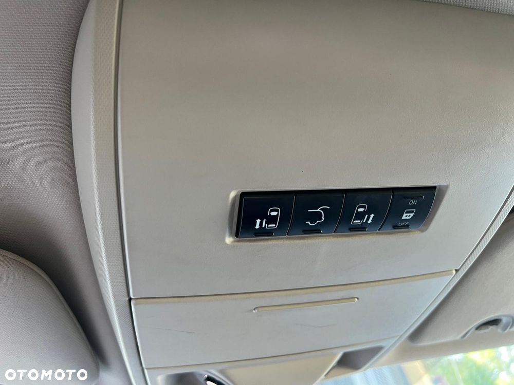 Chrysler Town & Country - 16