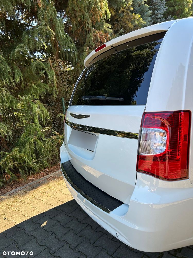 Chrysler Town & Country - 4