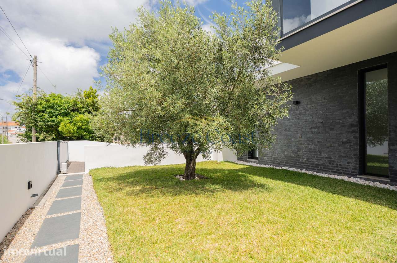 Moradia T4 de Arquitetura Distinta e Elegância Intemporal - Grande imagem: 3/37