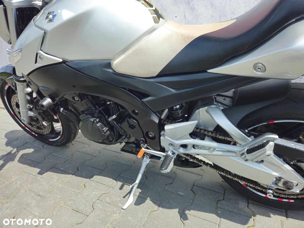 Suzuki GSR - 13