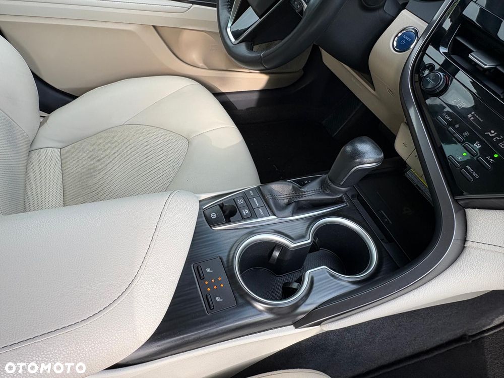 Toyota Camry 2.5 Hybrid Executive CVT - 19