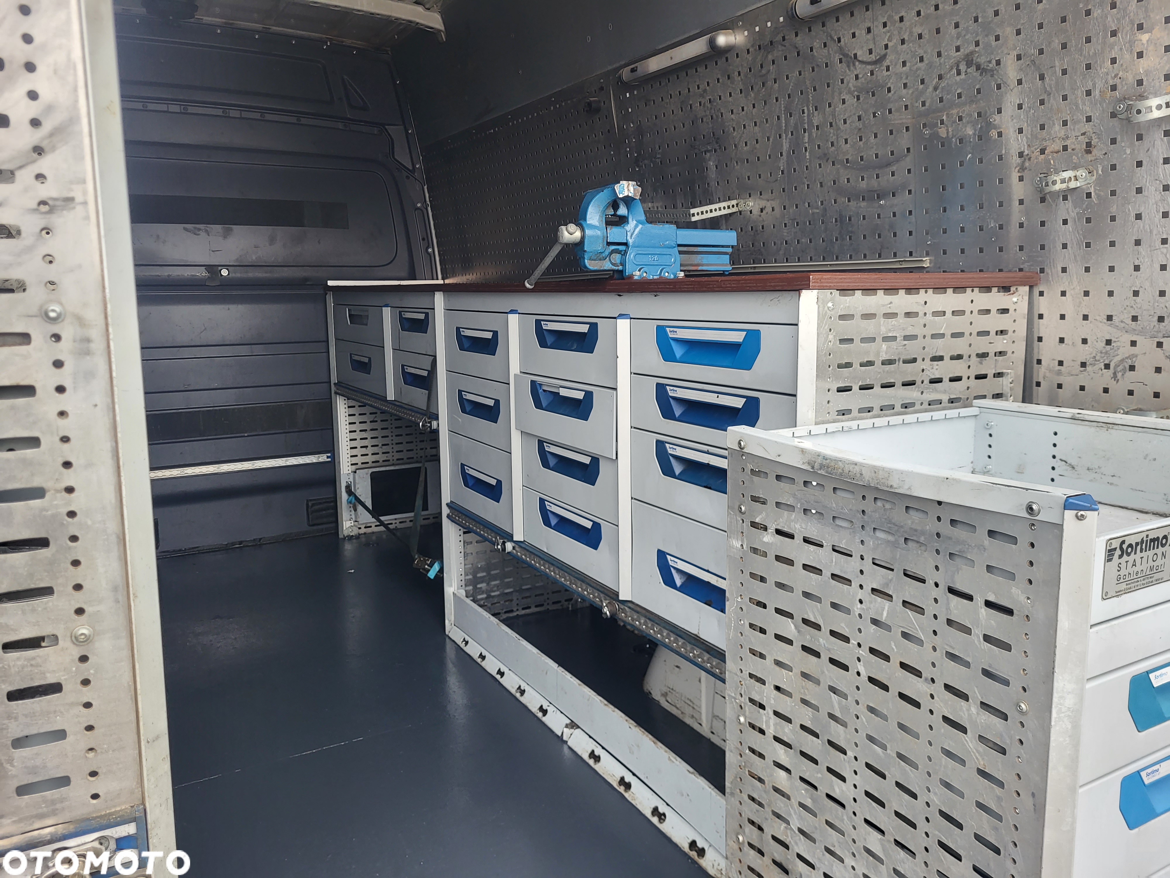 Volkswagen Crafter blaszak z zabudową warsztatową - 8