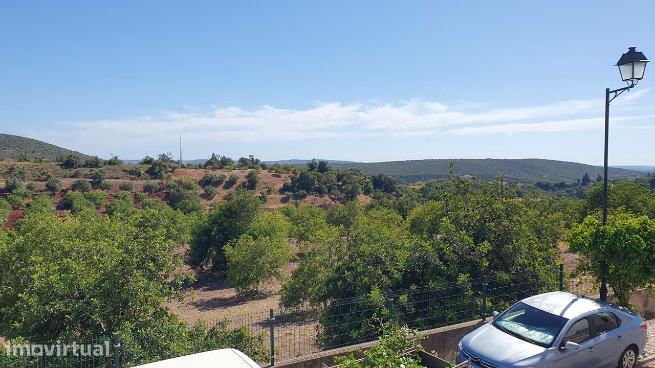Moradia isolada T5 com jardim e garagem em Alte - Grande imagem: 5/6