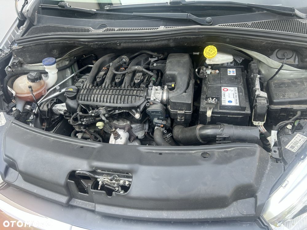 Peugeot 208 - 8