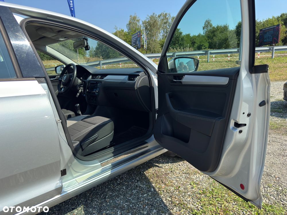 Skoda RAPID 1.0 TSI Ambition - 27