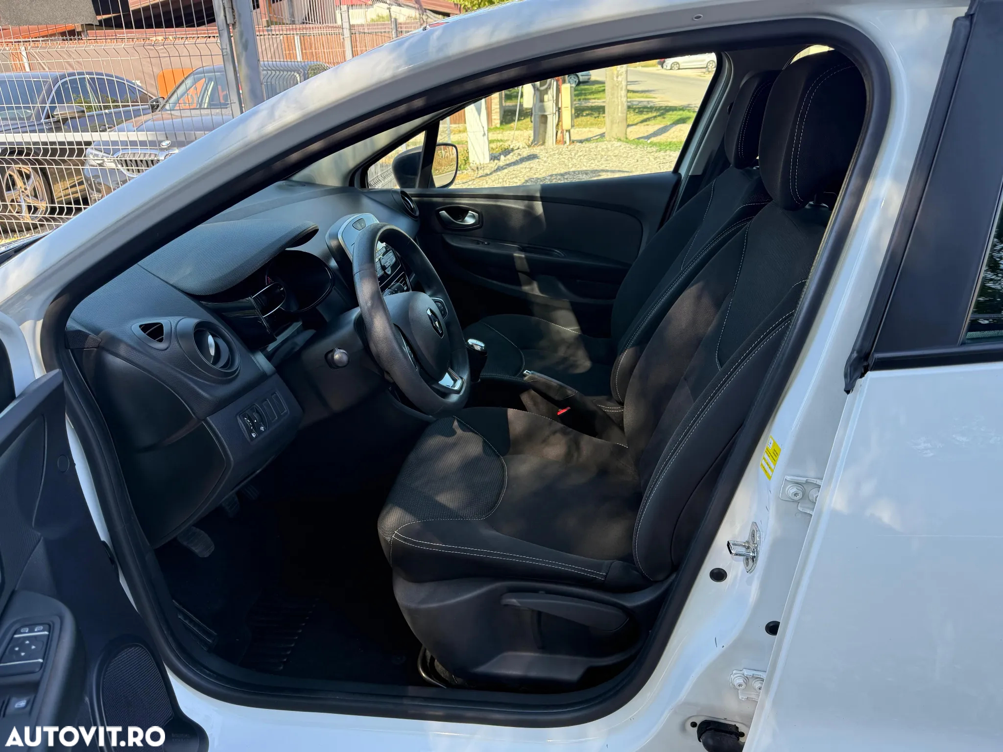 Renault Clio 1.2 16V 75 Life - 10