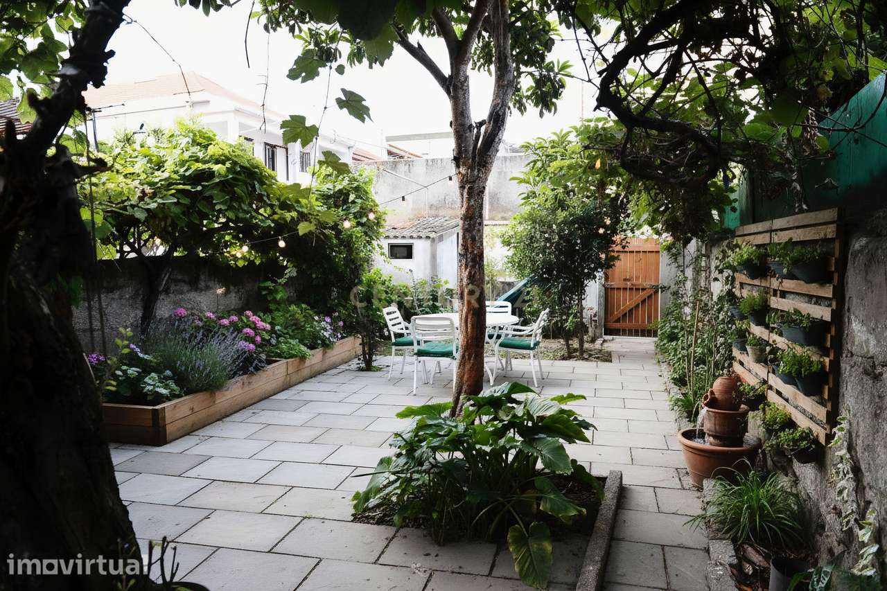 Moradia T4 com jardim em localização privilegiada, a minutos da praia - Grande imagem: 2/9