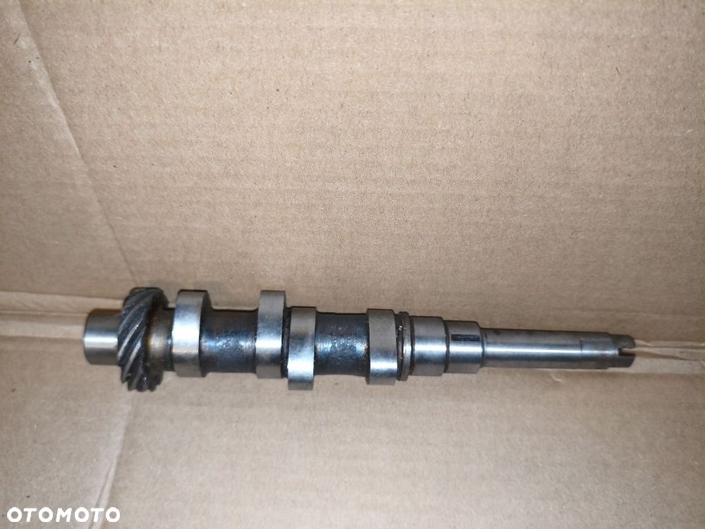 Oryginaly nowy wałek rozrządu K750