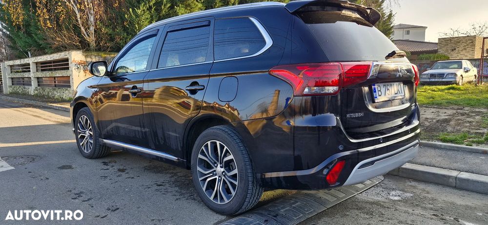Mitsubishi Outlander PHEV 2.4 L 4X4 Instyle+ - 16